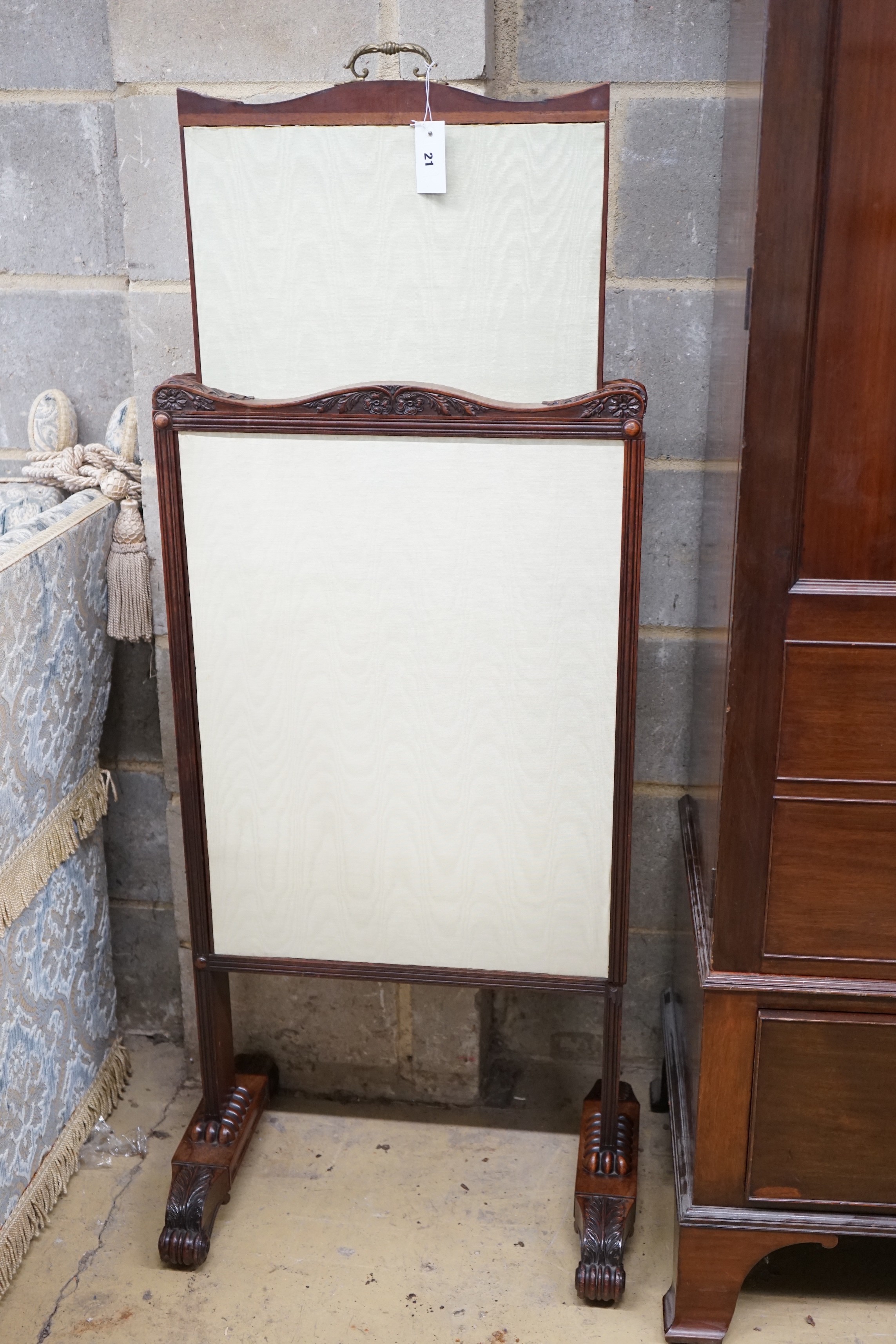 A William IV mahogany sliding firescreen, width 54cm, height 108cm